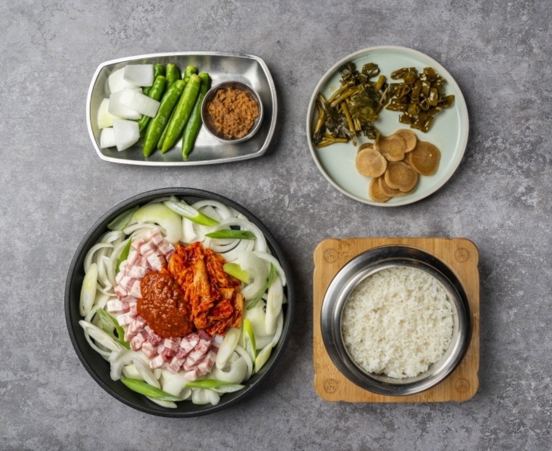 통돼지 두루치기 정식 (점심특선) Spicy Kimchi Pork Duruchigi Set (Lunch Special) — Seongsu Ilmirak Korean BBQ (サムギョプサル · 烤肉) menu · 성수 일미락 점심특선