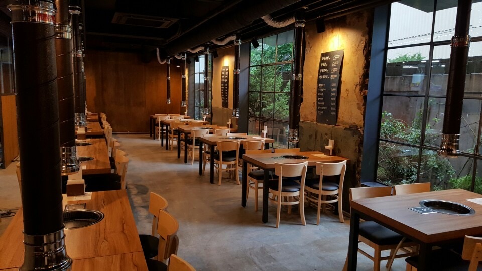 성수 일미락 매장 — Seongsu Ilmirak Korean BBQ restaurant in Seongsu-dong, Seoul (interior & storefront) · 2